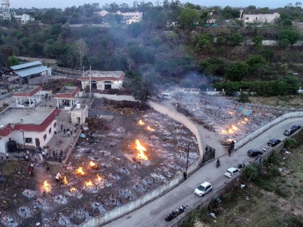 फोटो भोपाल के भदभदा श्मशान घाट की है। यहां हर दिन 100-150 लोगों का अंतिम संस्कार हो रहा है, जबकि सरकारी आंकड़ों में पूरे जिले में केवल 10-12 मौतें ही दर्ज हो रही हैं।